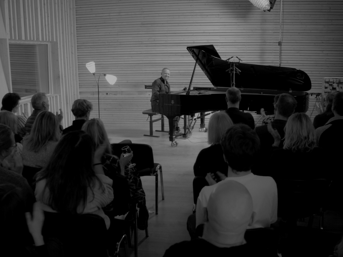 Live in Øra Studio –&nbsp;video